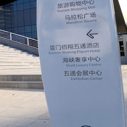 如何通過社交媒體網(wǎng)站設(shè)計(jì)吸引更多的用戶和互動(dòng)？